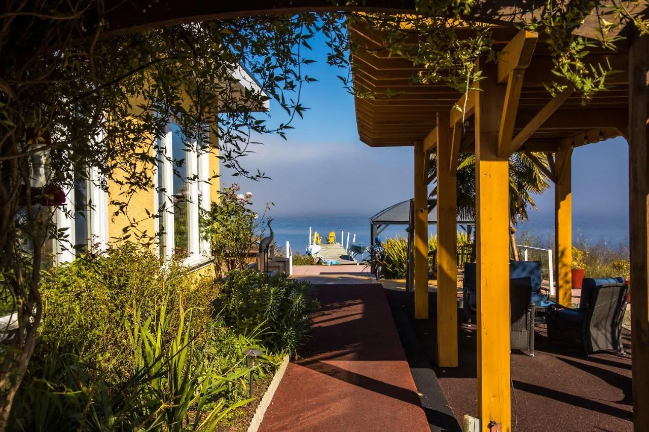 ***** فندق مبيت وإفطار Colwood Birds Of A Feather Victoria Oceanfront Studio Suites كندا