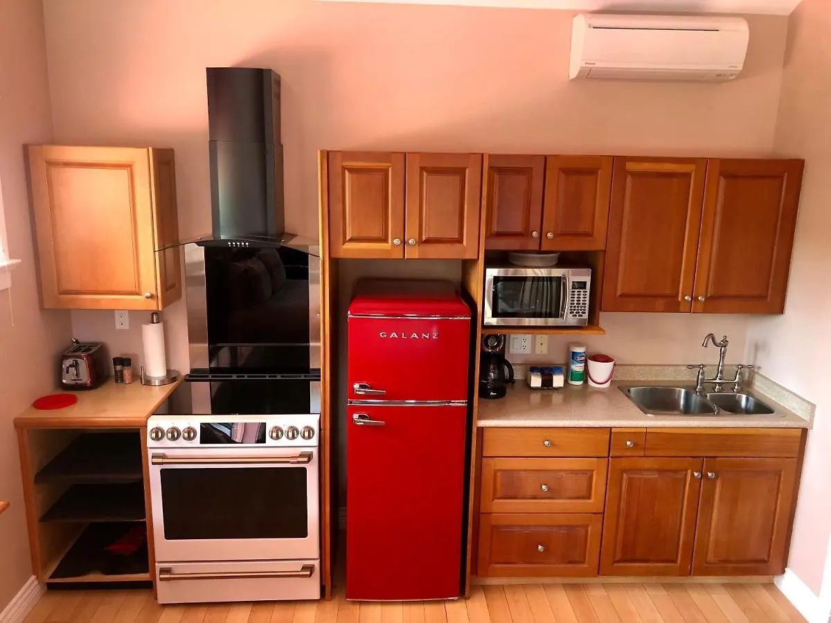 ***** فندق مبيت وإفطار Colwood Birds Of A Feather Victoria Oceanfront Studio Suites كندا
